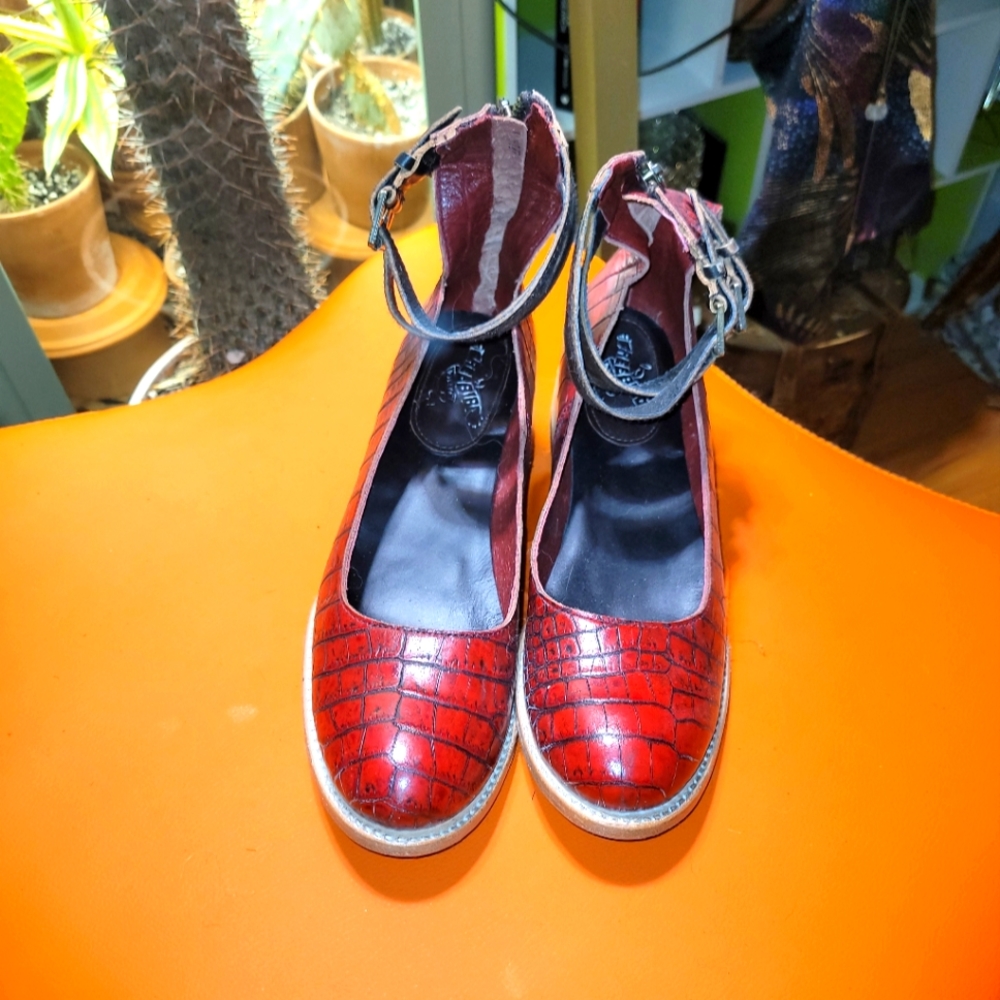 Freebird by Steven Maribel Size 10 Croco Red